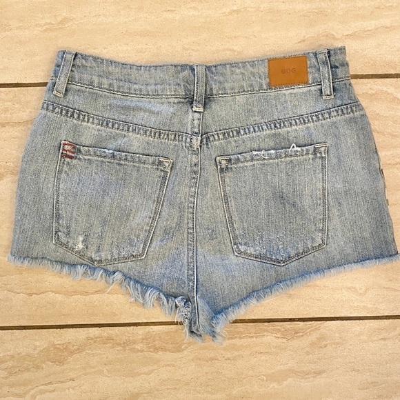 BDG Urban Outfitters Sz 6 /28 High Rise Dree Cheeky Distressed Camo Shorts Denim - Picture 6 of 11